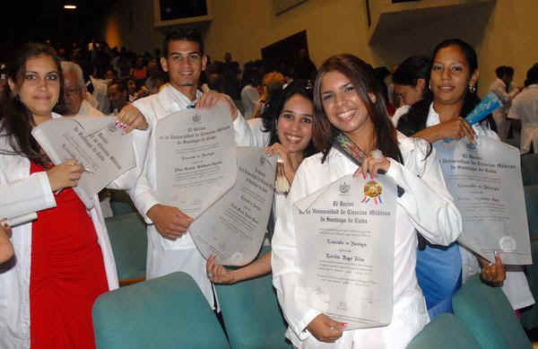 Jóvenes recién graduados de la Universidad de Ciencias Médicas