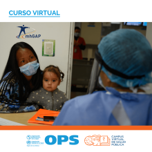 Fotografía de una mujer sosteniendo a unaa niña y una trabajadora de salud